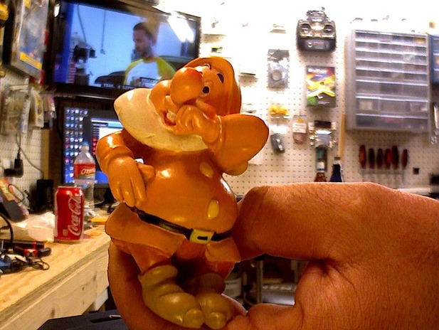 挖鼻孔的小老人3d打印模型 免费下载